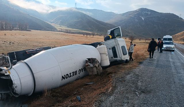 Tatvan–Hizan yolunda beton mikseri şarampole devrildi: 1 yaralı