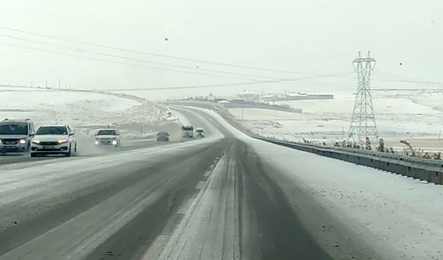Dolu yağışı Van-Özalp yolunu beyaza bürüdü!