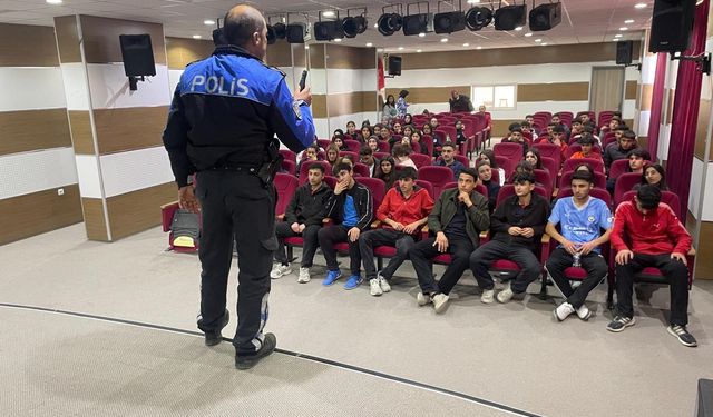 Kars’ta öğrencilere polislik mesleği anlatıldı