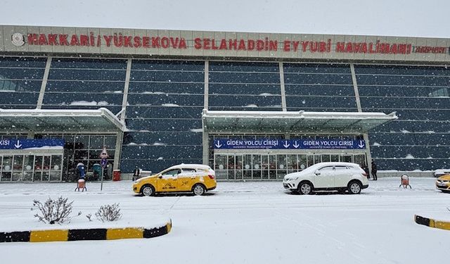 Hakkari'de yoğun kar yağışı uçak seferlerini durdurdu