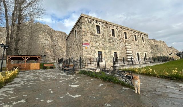 Van’da tarihi yapı çevre düzenlemesiyle yeniden nefes aldı