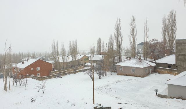 Van’da kar yağışı: Yüzlerce yol ulaşıma kapandı!