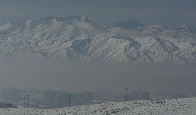 Yüksekova sis altında kaldı