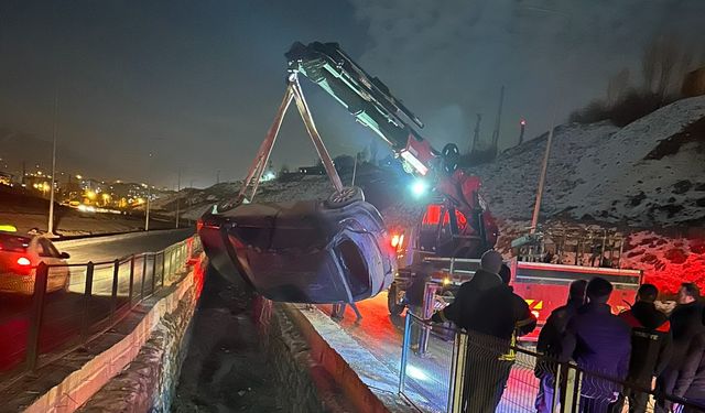 Hakkari’de kontrolden çıkan otomobil su kanalına düştü: 1 yaralı