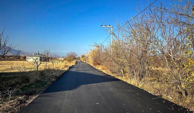 Van’da bir mahallenin yolu sıcak asfalt ile buluştu!