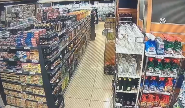 Van’daki 4,6’lık deprem güvenlik kamerasına yansıdı