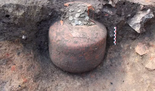 Evin altını kazdılar, 90 kiloluk hazine gün yüzüne çıktı