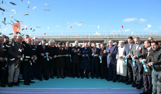 Van’ın ulaşımdaki omurgasını oluşturan Van Çevre Yolu ulaşıma açıldı!