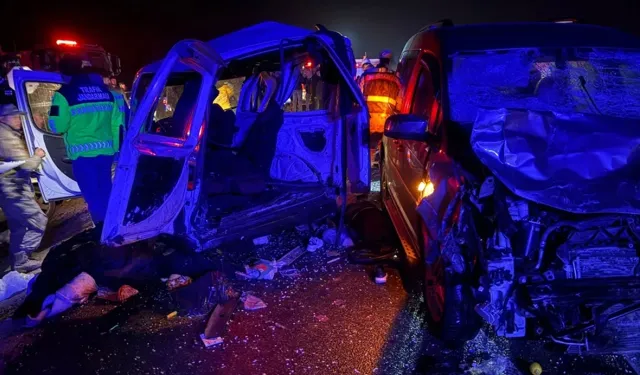 3 aracın karıştığı zincirleme kazada can pazarı: 4 kişi öldü, 5 kişi yaralandı!