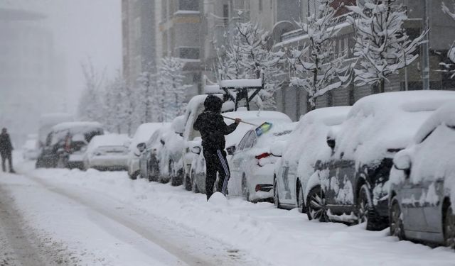 Van’da kar yağışı, bu mevsim geç geldi: Uzmanından ‘aldanmayın’ uyarısı geldi!