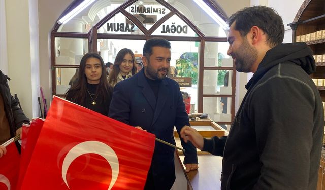 Van'da AK Parti Gençlik Kolları Teşkilat üyeleri esnafa Türk bayrağı hediye etti!