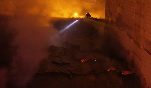Van'da çıkan yangında 5 işyeri zarar gördü