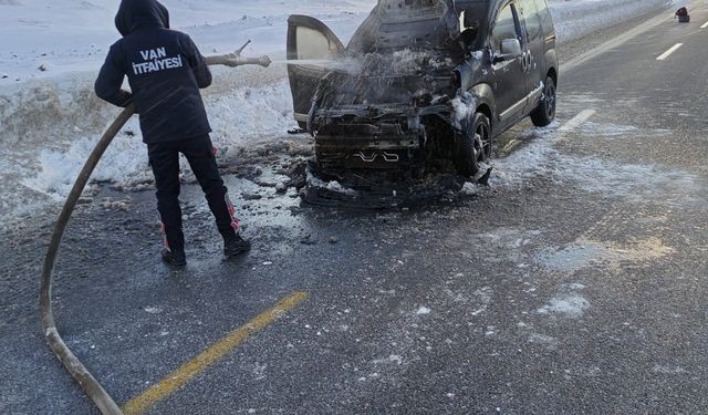 Van'da seyir halindeki kamyonet yandı
