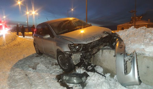 Van’da kontrolden çıkan otomobil istinat duvarına çarptı: 3 kişi yaralandı!