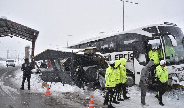 Van’a gelen yolcu otobüsü polis noktasına daldı: 4 polis yaralandı!