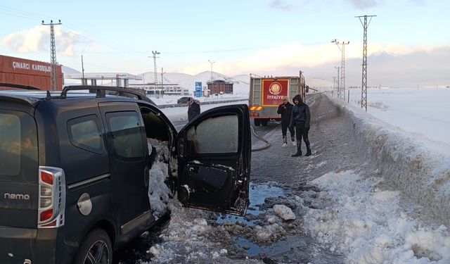 Van'da seyir halindeki kamyonet kül oldu!