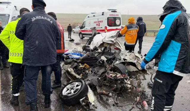 Yolcu otobüsü ile otomobil kafa kafaya çarpıştı: aynı aileden 3 kişi öldü, 3 kişi yaralandı!