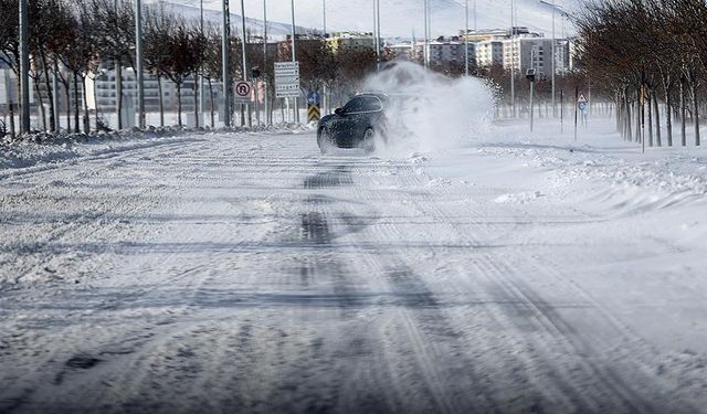 Van'ın yollarında gizli ölüm kol geziyor!