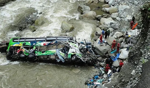 Katliam gibi kaza! Yolcu otobüsu nehre uçtu: 17 ölü, 20 yaralı!