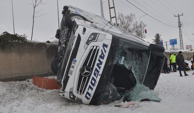 Van otobüsü devrildi: 16 yaralı