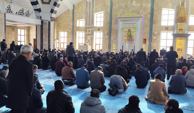 Van’da Maraş depreminde hayatını kaybedenler dualarla anıldı!