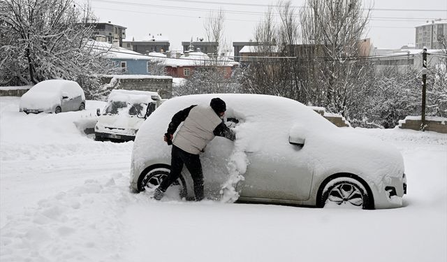 Kar ve fırtına geliyor: Meteoroloji saat verip Van’ı uyardı!