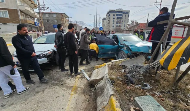 Van'da iki otomobil kafa kafaya çarpıştı, 5 kişi yaralandı!