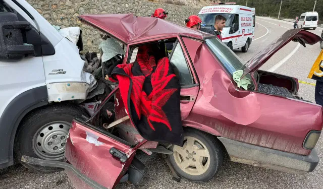 Minibüs ile otomobil kafa kafaya çarpıştı: Genç çift öldü, 4 kişi yaralandı!