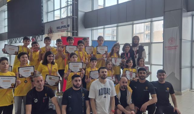 Van Gençlerbirliği 17 madalya ile yüzme il birinciliğine damga vurdu