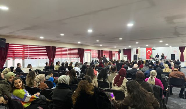 Van’da yazar Tarık Tufan’a yoğun ilgi: Kalabalık salona sığmadı!