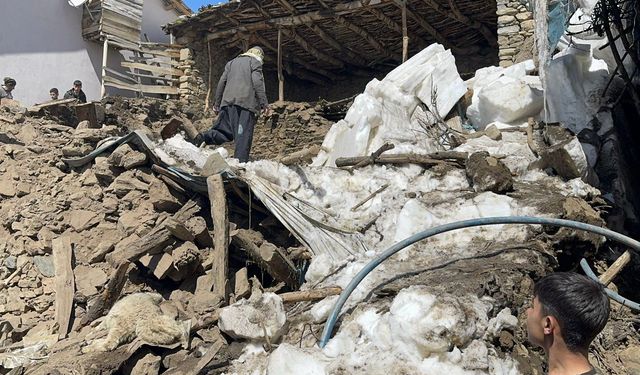 Van’da ahır çöktü: 50 kuzu göçük altında kaldı