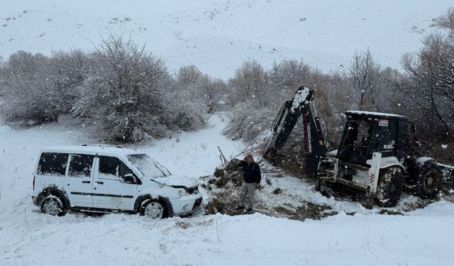 Van-Hakkari karayolunda kontrolden çıkan araç şarampole uçtu: 2 yaralı!