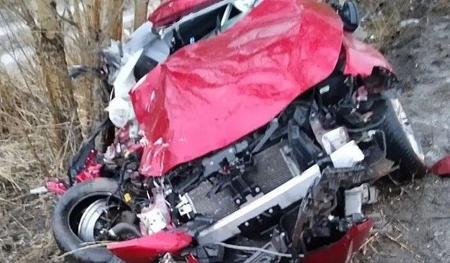 Seyir halindeki araç yol kenarındaki ağaca çarptı: 2 ölü, 5 yaralı!