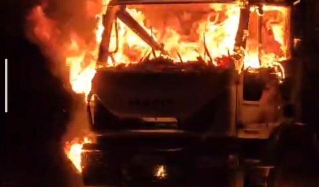 Van'da Ağrı Belediyesine ait çöp kamyonu alev alev yandı!