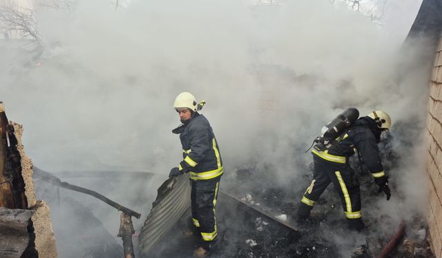 Van’da ekipler zamanla yarıştı: Yangın 2 saatlik çalışma sonunda söndürüldü!