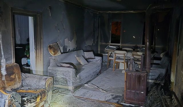 Van’daki yangında yürek yakan görüntü: Hatıralar ve eşyalar bir anda kül oldu!