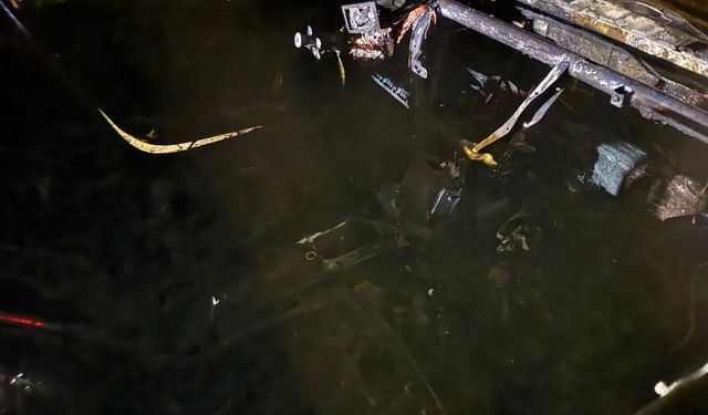 Van’da seyir halindeki araç kül oldu: Geriye hurda yığını kaldı!