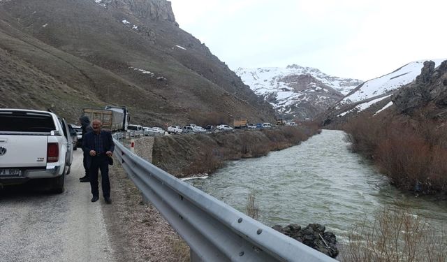 Van Kara Yolu’nda heyelan: Yol trafiğe kapandı!