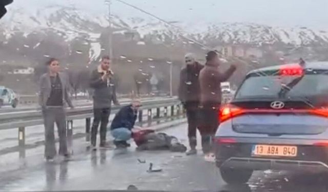 Van’a doğru gelen bisiklete otomobil çarptı: Sürücü ağır yaralandı!