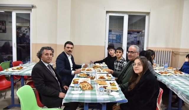 İpekyolu Kaymakamı Gilan, öğrencilerle iftar sofrasında buluştu!