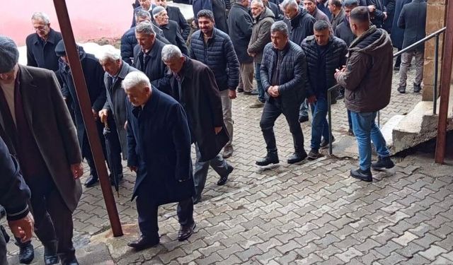 Van’ın tanınan isimlerinden Halis Haliloğlu’nun taziyesine insan seli!