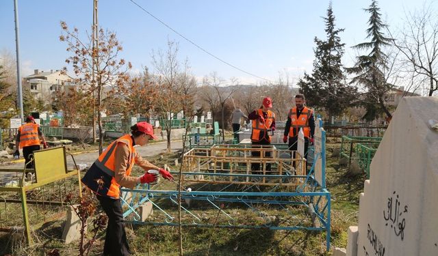 Van'da şehitliklerdeki bayraklar yenilendi, mezarlar bakımdan geçirildi