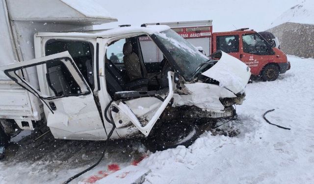 Son dakika! Van’da bayram ziyaretine giden araç kaza yaptı: Ölü ve yaralılar var!