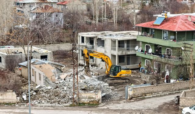Van’da trafiği rahatlatacak çalışma: Kamulaştırılan yapılar yıkılıyor