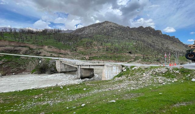 Van’da köprü çöktü: Bir mahalle 10 gündür esir!