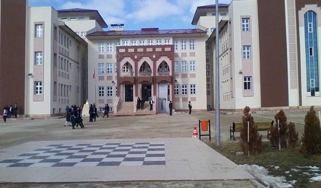 Van’da bir okulda dehşet anları: Öğrenci 4.kattan düştü, eğitime ara verildi!