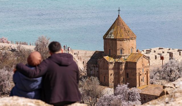 Van’ın turizm cenneti baharın en güzel renklerine büründü!