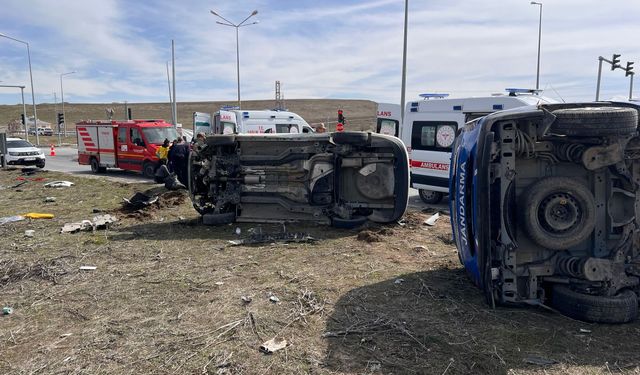 Van’da zincirleme trafik kazası: 4'ü askeri personel 6 kişi yaralandı!