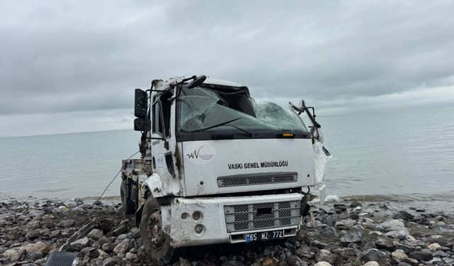 Van’da kurum aracı Van Gölü’ne uçtu: 1 kişi yaralandı!