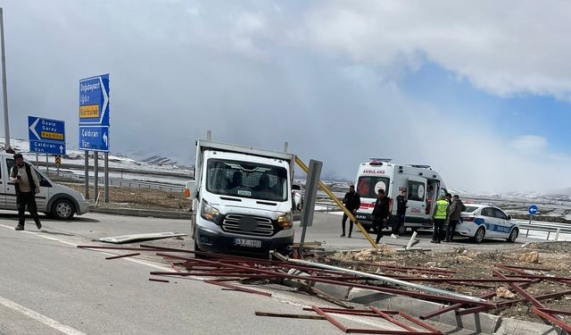 Van'da kamyonet ile otomobil çarpıştı, 2 kişi yaralandı